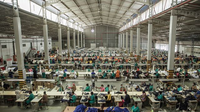 dans-une-usine-textile-de-la-banlieue-de-matsapha-au-swaziland-le-1er-septembre-2015_5466426-min