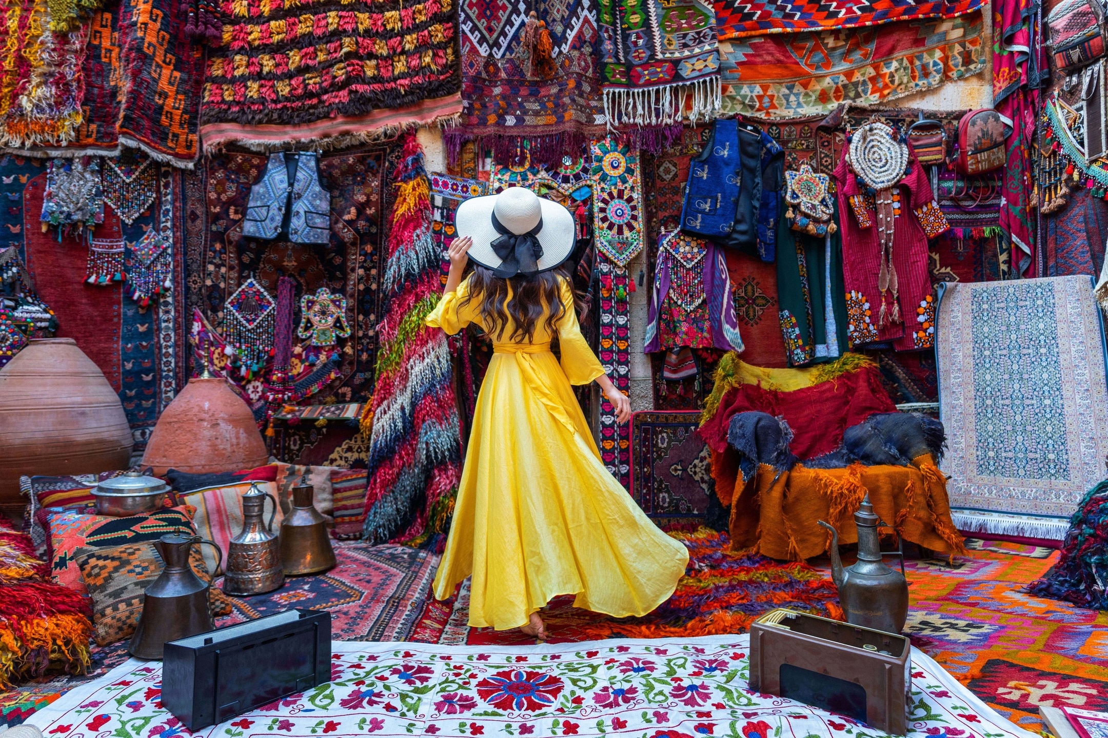 iBzU4RlBRnazSu8a4hex beautiful girl traditional carpet shop goreme city cappadocia turkey 1 min