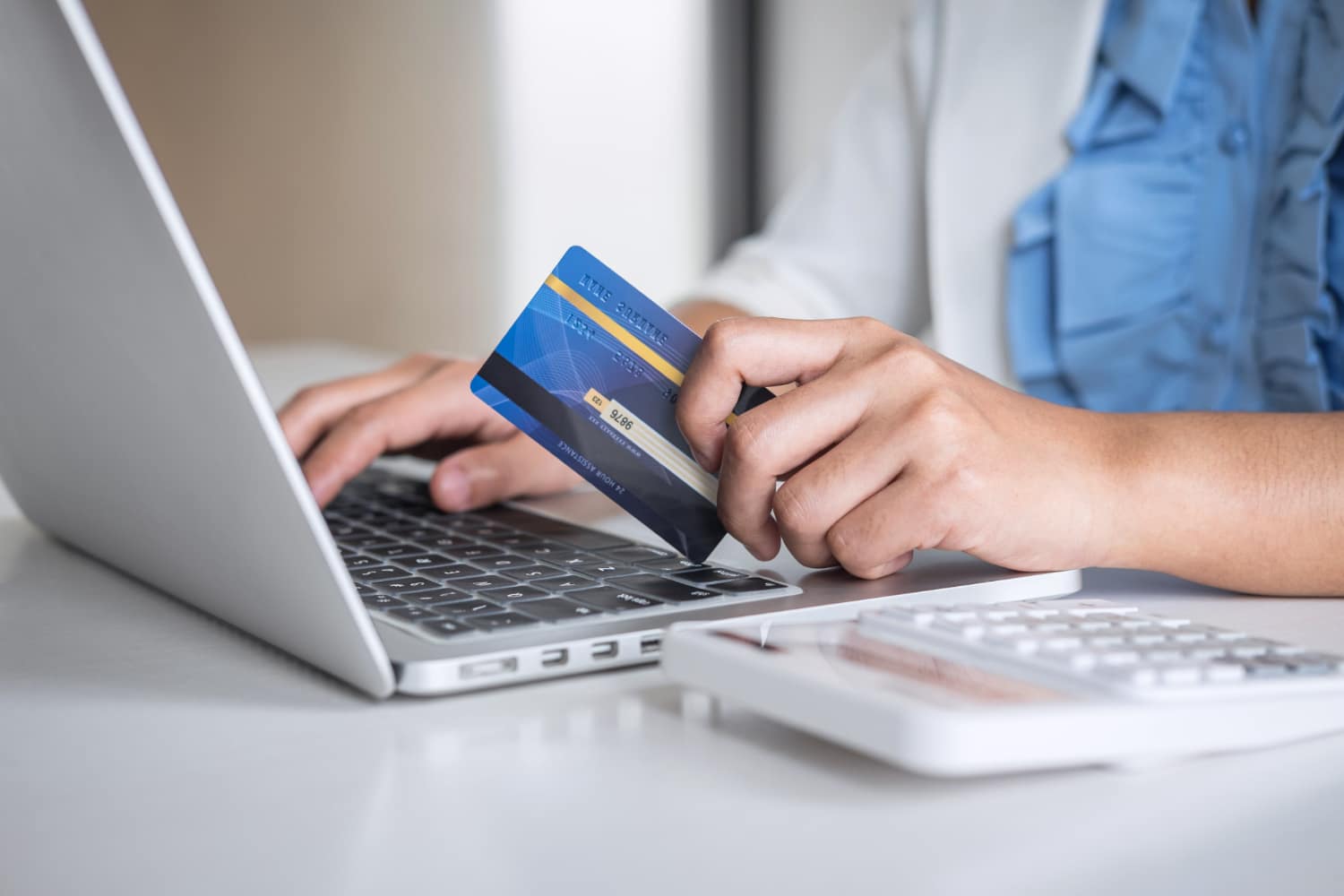 mains tenant carte credit tapant ordinateur portable pour achats ligne paiement effectuer achat